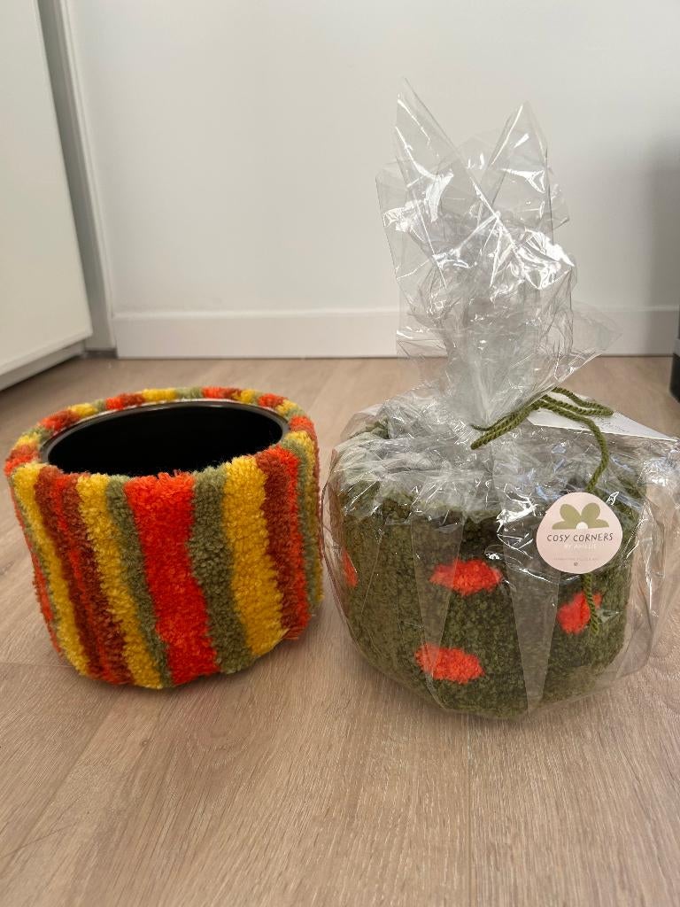 2 Kleurrijke tufted bloempotten, Tuin en Terras, Bloempotten, Nieuw, Overige materialen, Binnen, Balkon, Minder dan 40 cm, Minder dan 25 cm