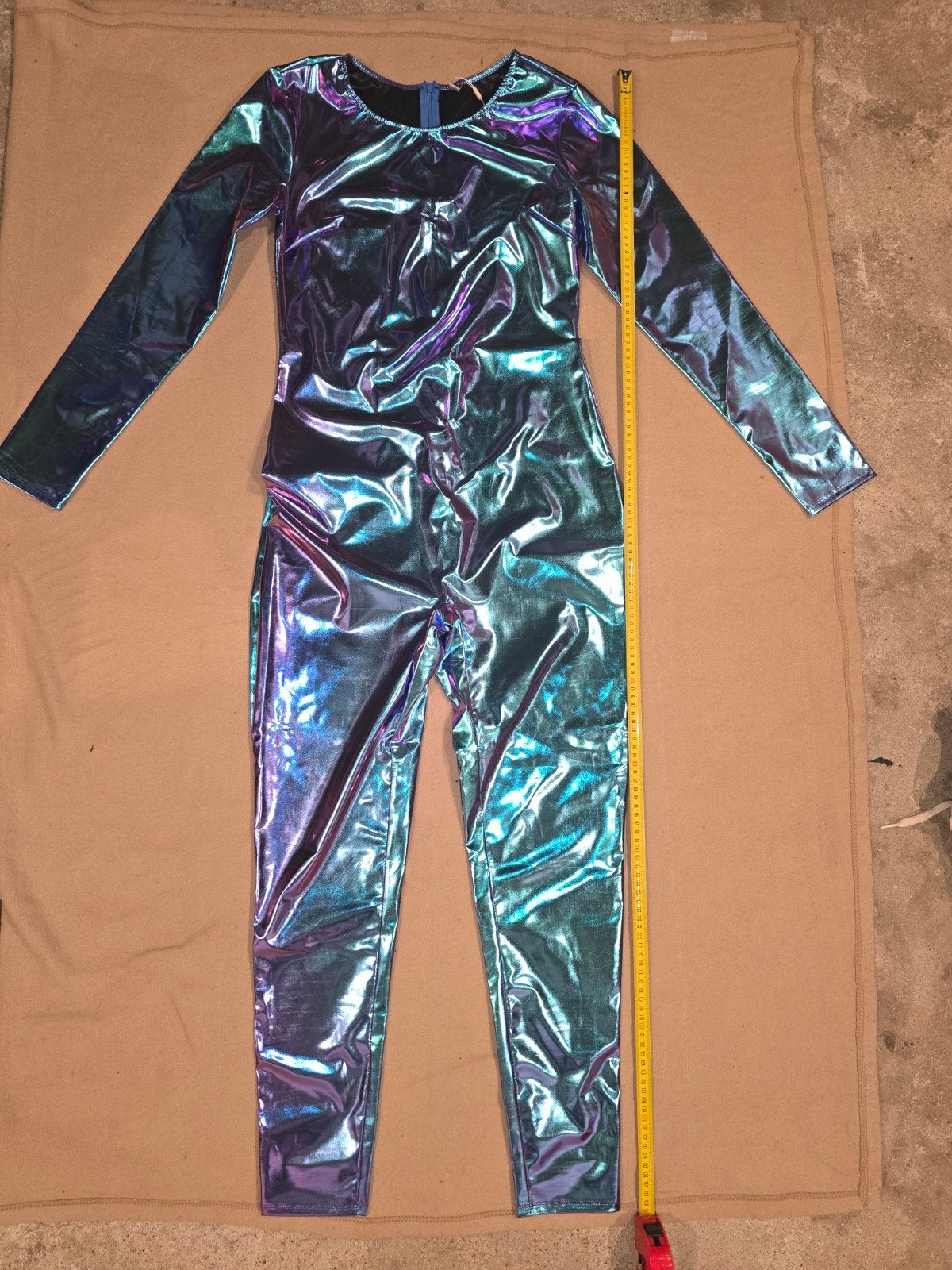 Lak catsuit, Verzenden
