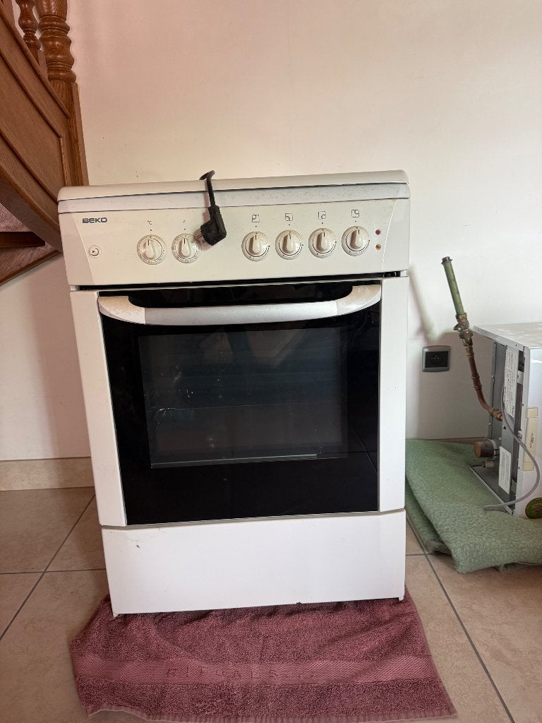 Beko fornuis, Elektronische apparatuur, Ophalen, 4 kookzones, Zo goed als nieuw, Gas