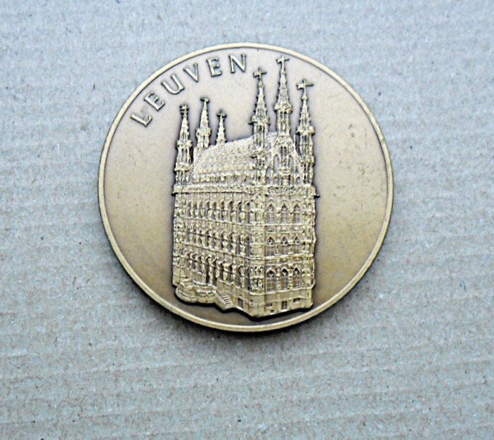 Médaille Leuven (stad) 550 jaar, Postzegels en Munten, Penningen en Medailles, Ophalen of Verzenden, Brons