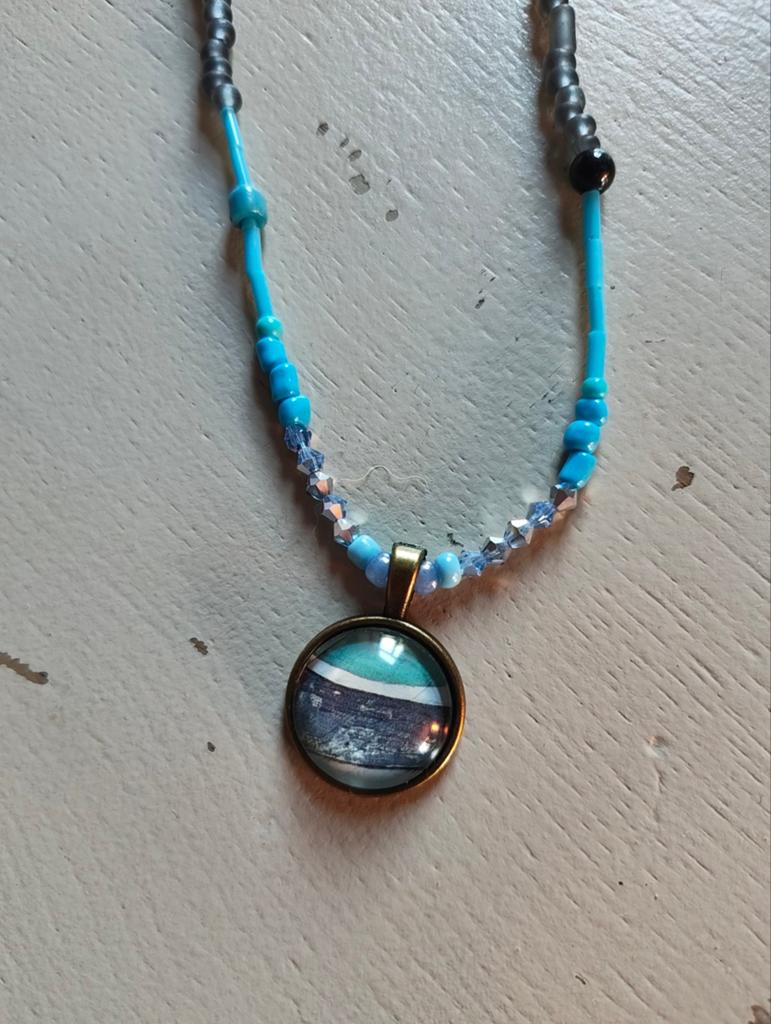 Mooie handgemaakte ketting met cabochon en blauwe en turquoi, Handtassen en Accessoires, Kettingen, Ophalen of Verzenden, Blauw