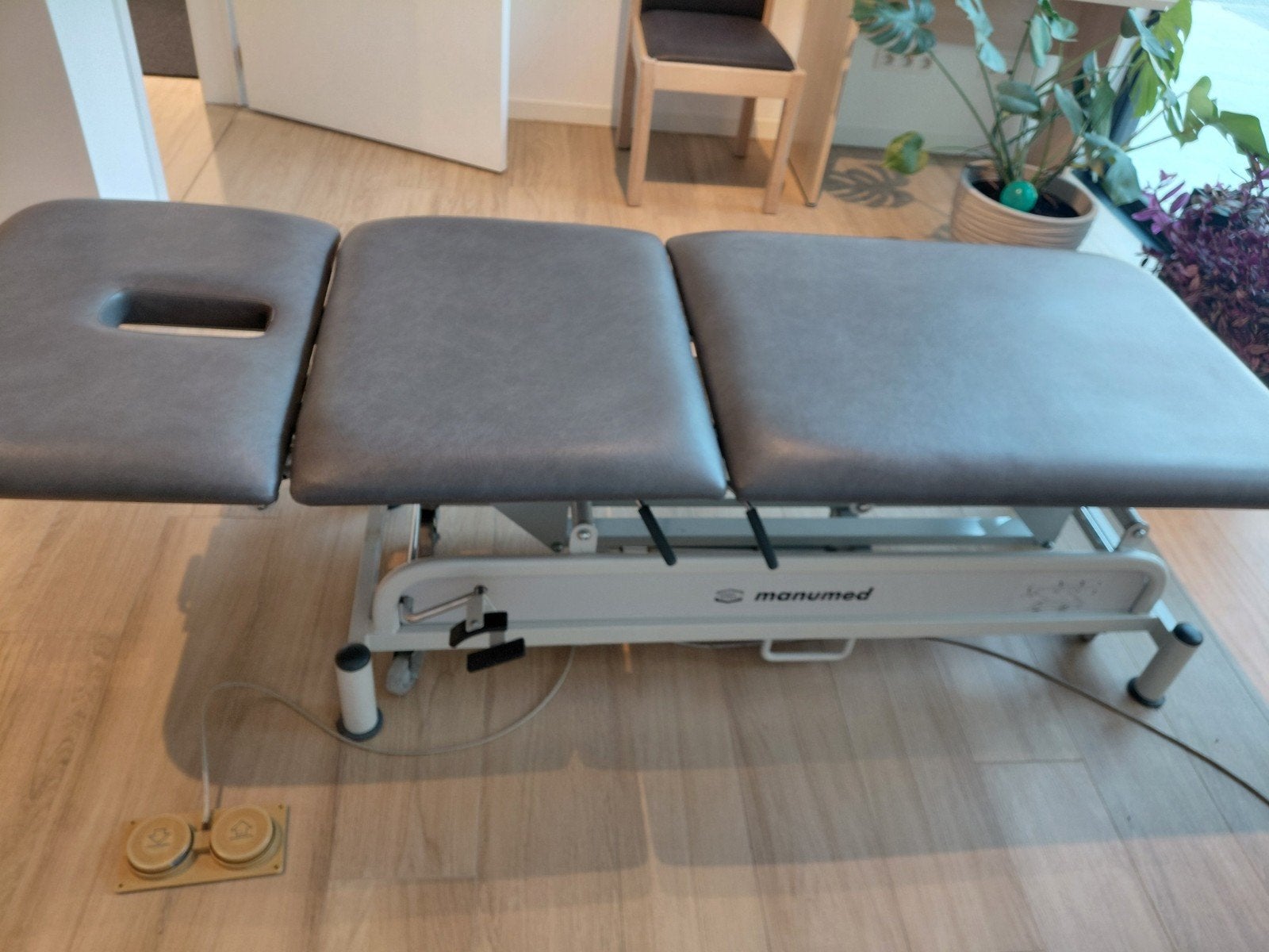 Table de massage électrique réglable Enraf Nonius, Sports & Fitness, Produits de massage, Comme neuf, Table de massage, Enlèvement