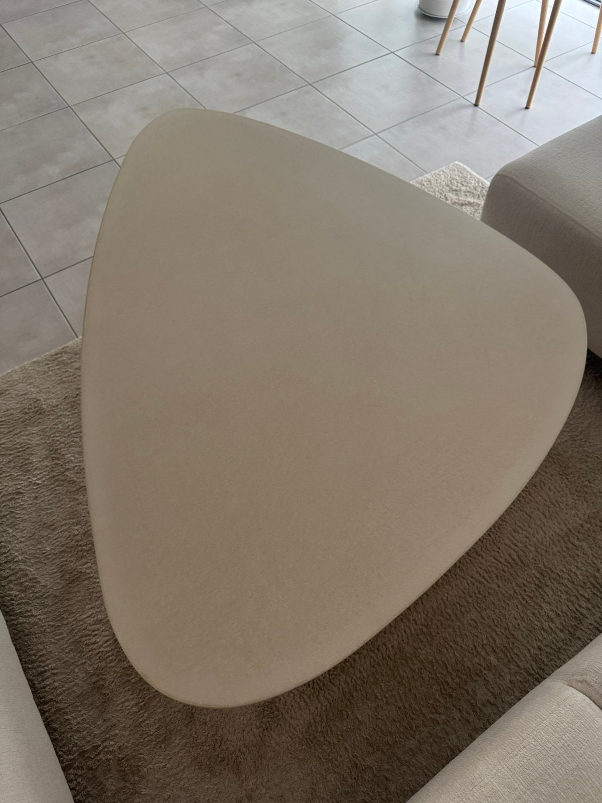 Table de salon Amato Claylime Ecru, forme plectrum, Enlèvement, Comme neuf