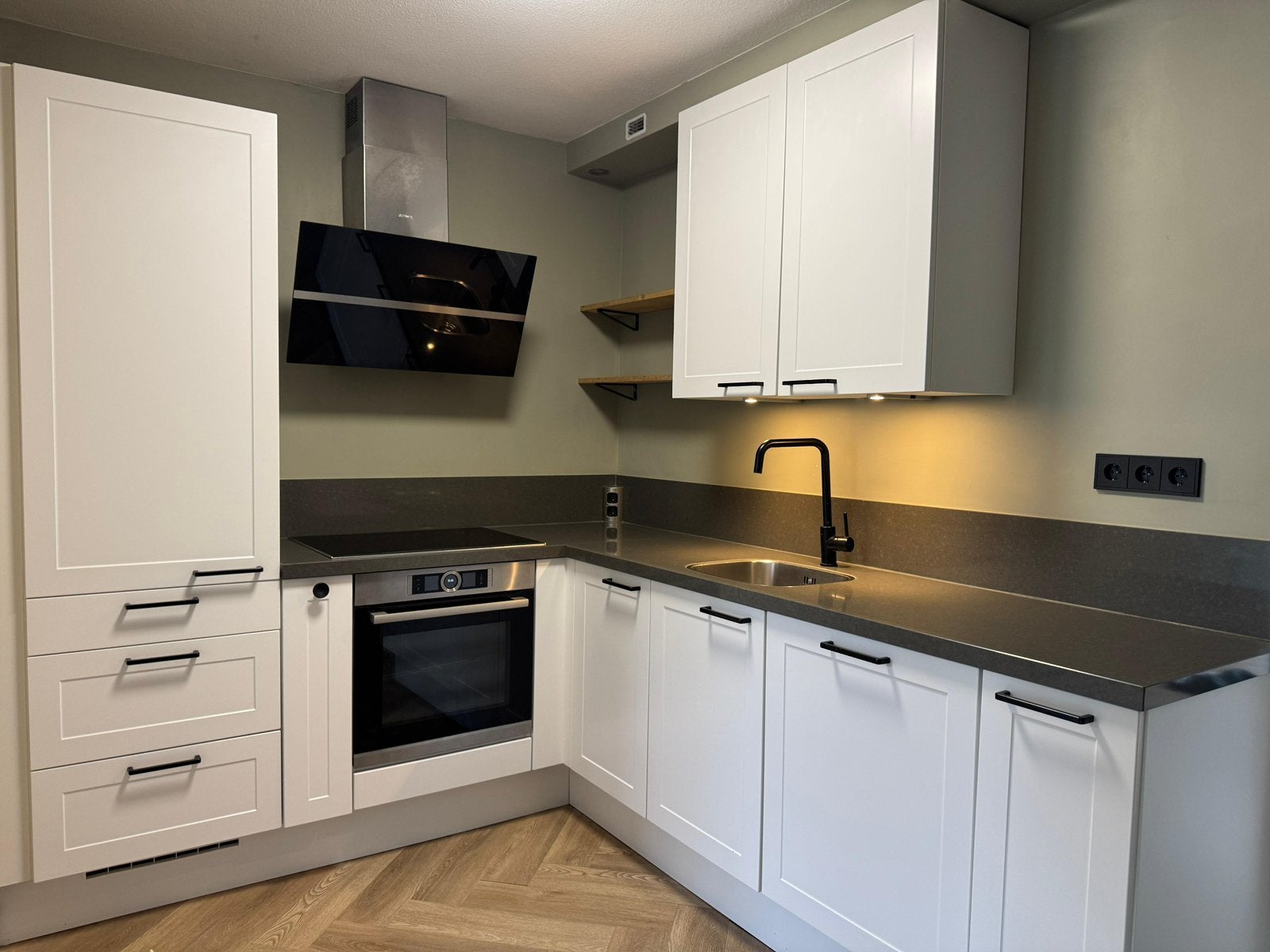 Complete Moderne Hoekkeuken + Apparatuur BOSCH GEDEMONTEERD, Huis en Inrichting, Ophalen of Verzenden, Zo goed als nieuw, Composiet