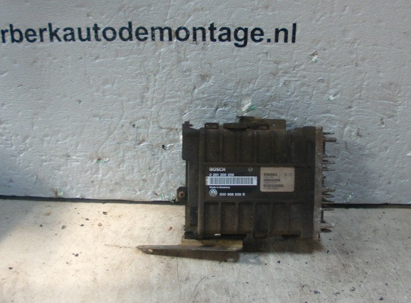 CALCULATEUR MOTEUR ECU Polo II (86CF) (0-261-200-259), Robert Bosch AG, Volkswagen, Utilisé, Robert-Bosch-Allee 1
74232  Abstatt, DE