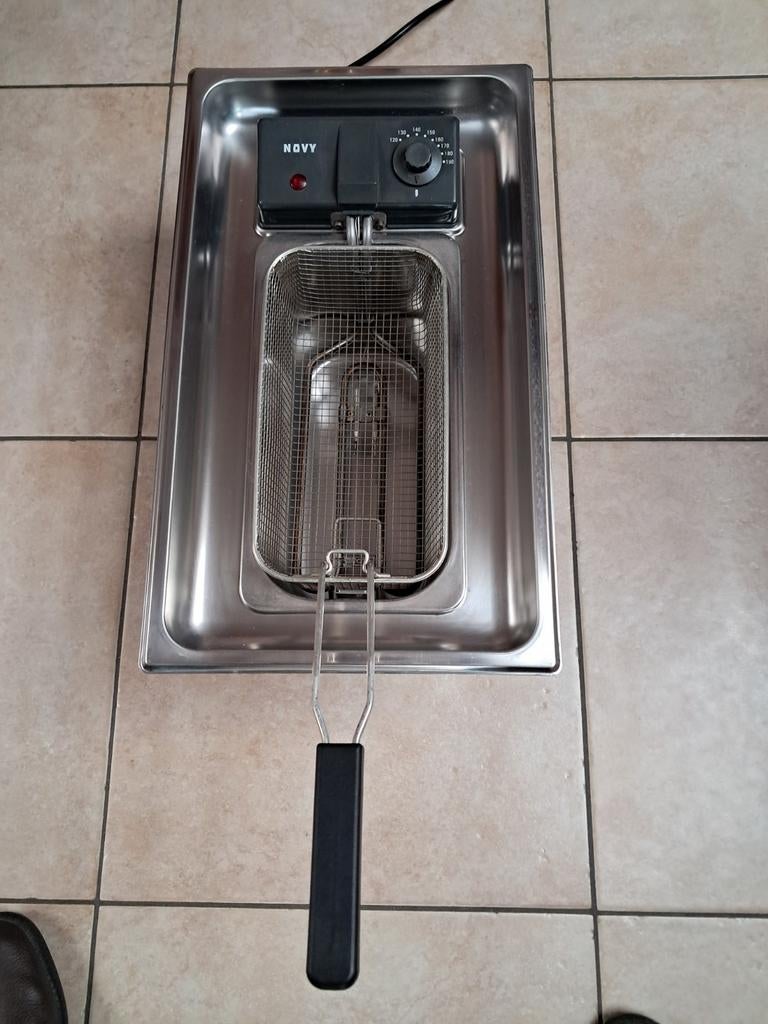 Novy inbouwfriteuse 2000w. 3 liter volledig roestvrij staal, Elektronische apparatuur, 2 tot 3 liter, Ophalen, Gebruikt, Uitneembare binnenpan
