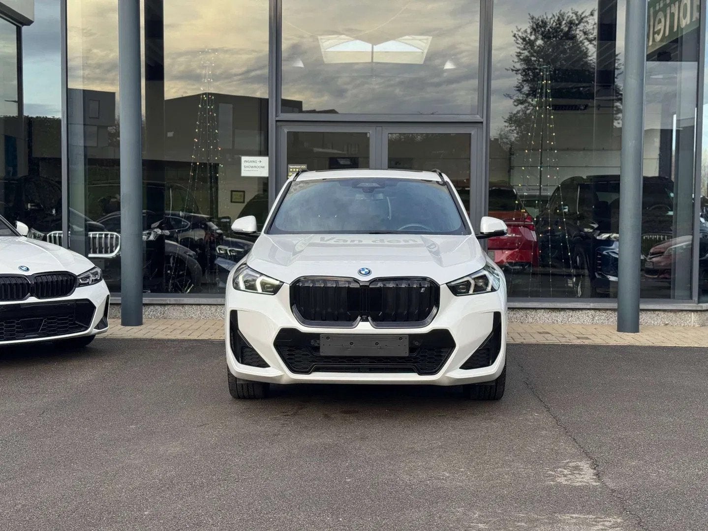 BMW iX1 iX1 xDrive30 M Sportpaket (bj 2023, automaat), Auto's, Automaat, 230 kW, Gebruikt, Zwart