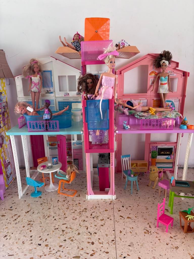 Barbie Dreamhouse met 10 Barbiepoppen, Kinderen en Baby's, Ophalen, Zo goed als nieuw