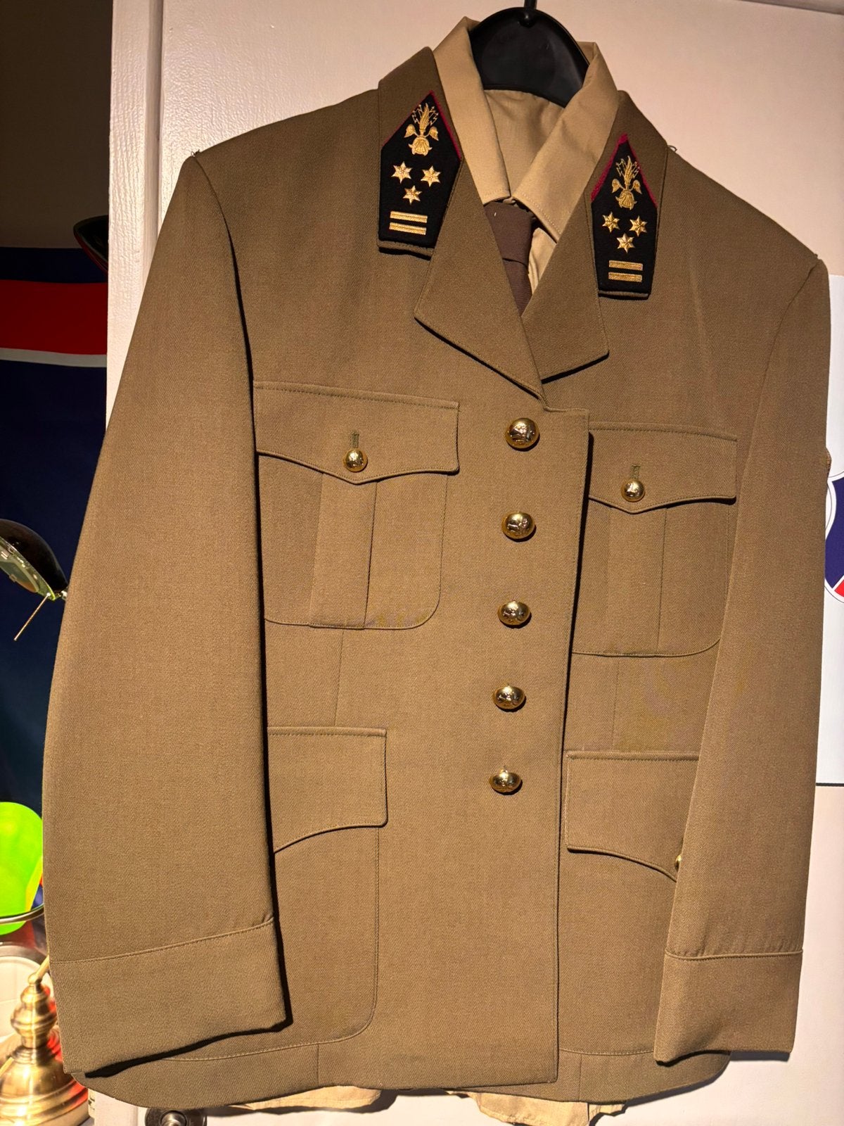 Lieutenant général en uniforme, Enlèvement