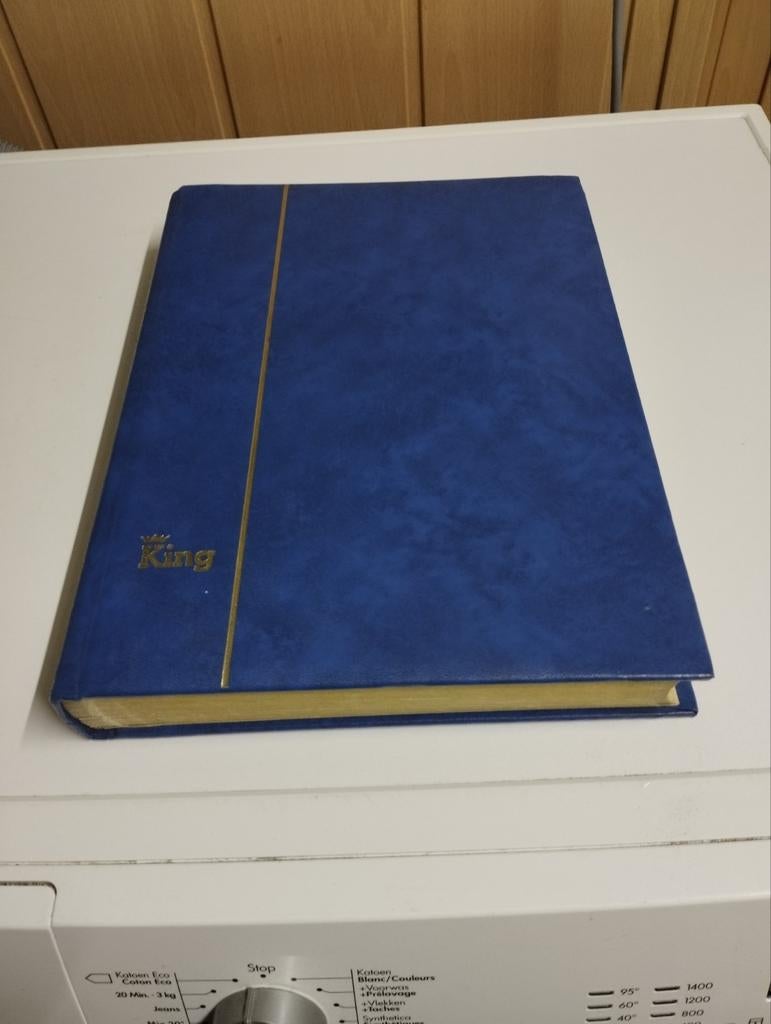 Een dik postzegelboek van merk king kleur blauw een leeg boe, Ophalen