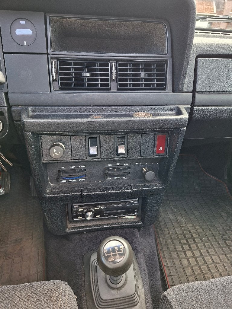 Voiture Ancêtre Volvo 240 GLD année 1989., foto 7