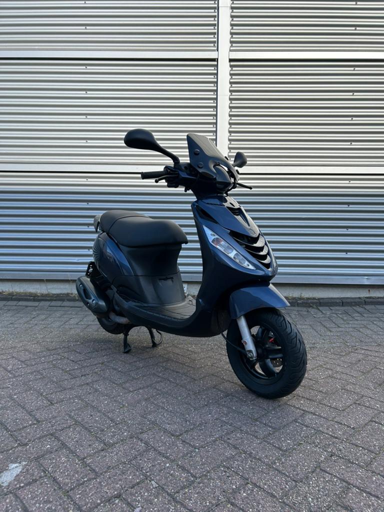 Piaggio Zip 2023 Brom 5500KM!! Eerste eigenaar!, Fietsen en Brommers, Ophalen, Zip, Klasse B (45 km/u), Zo goed als nieuw