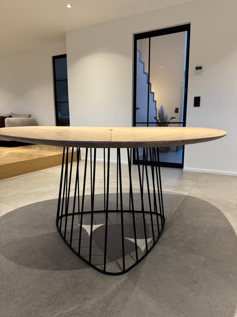 Table en chêne triangulaire avec pied en acier thermolaqué, Huis en Inrichting, Tafels | Eettafels, Ophalen, Nieuw, Eikenhout