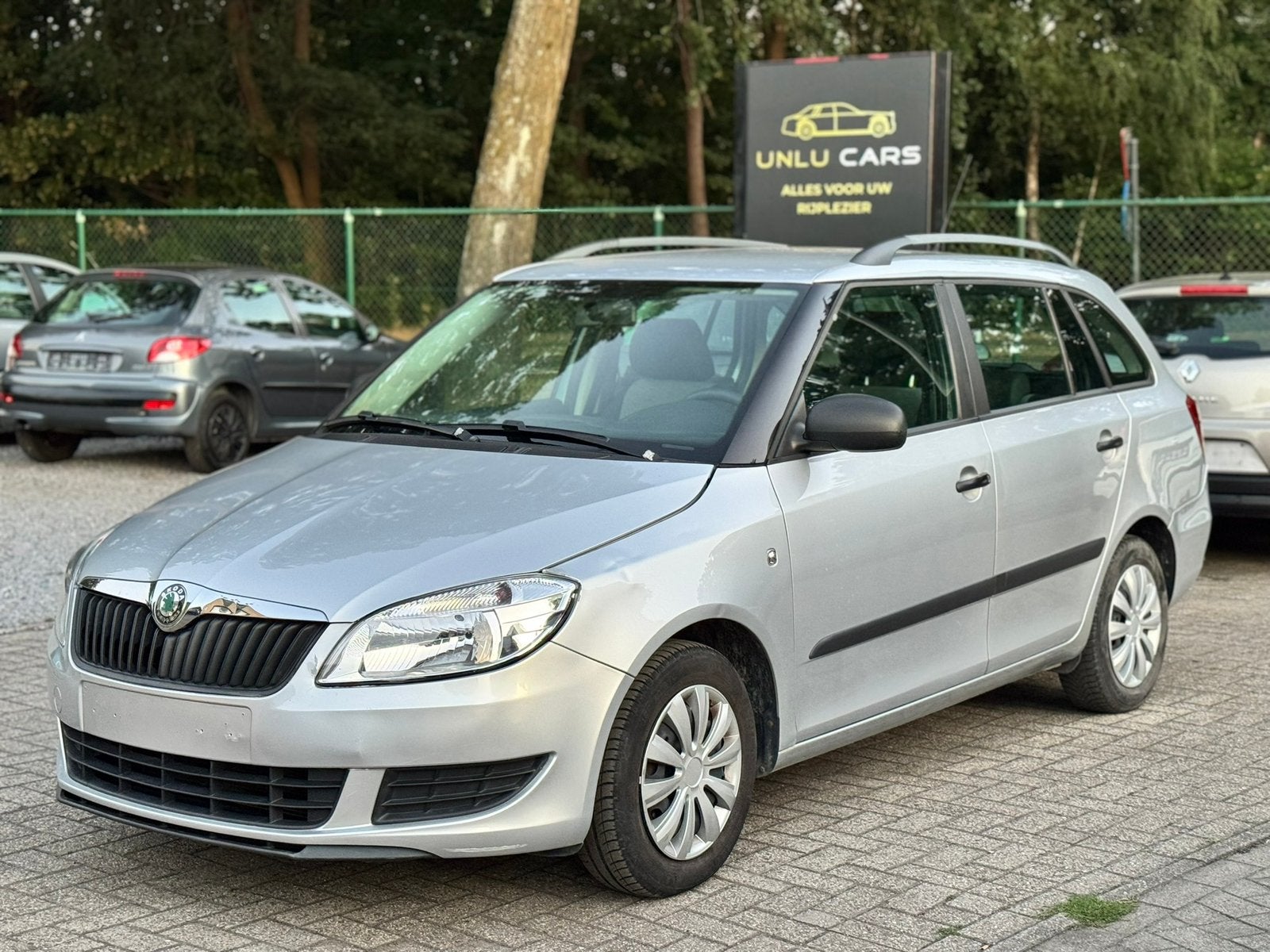 SKODA FABIA 1.2 BENZINE 2010, Autos, Skoda, Argent ou Gris, Achat, Entreprise, Carnet d'entretien