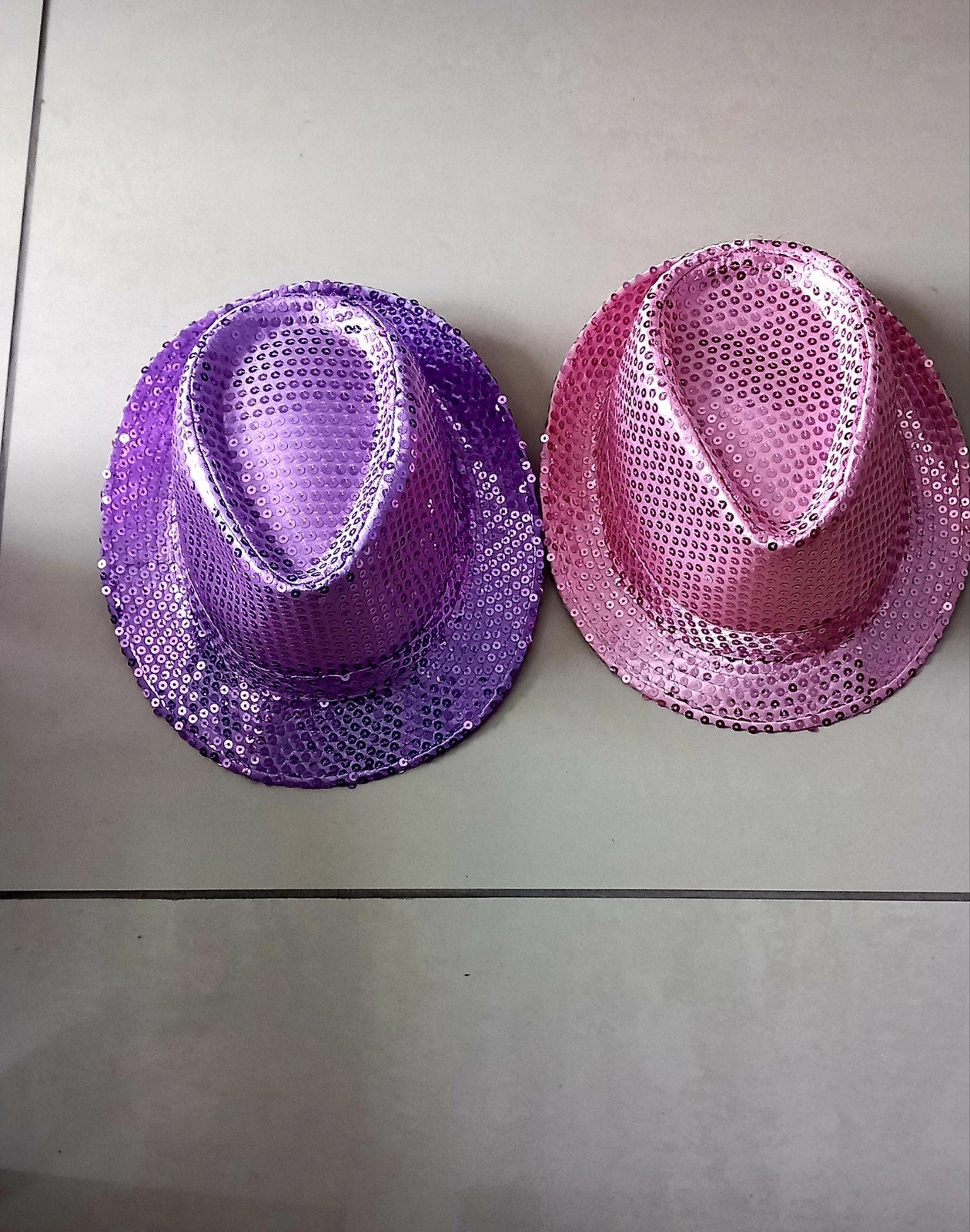 Chapeaux festives, Ophalen