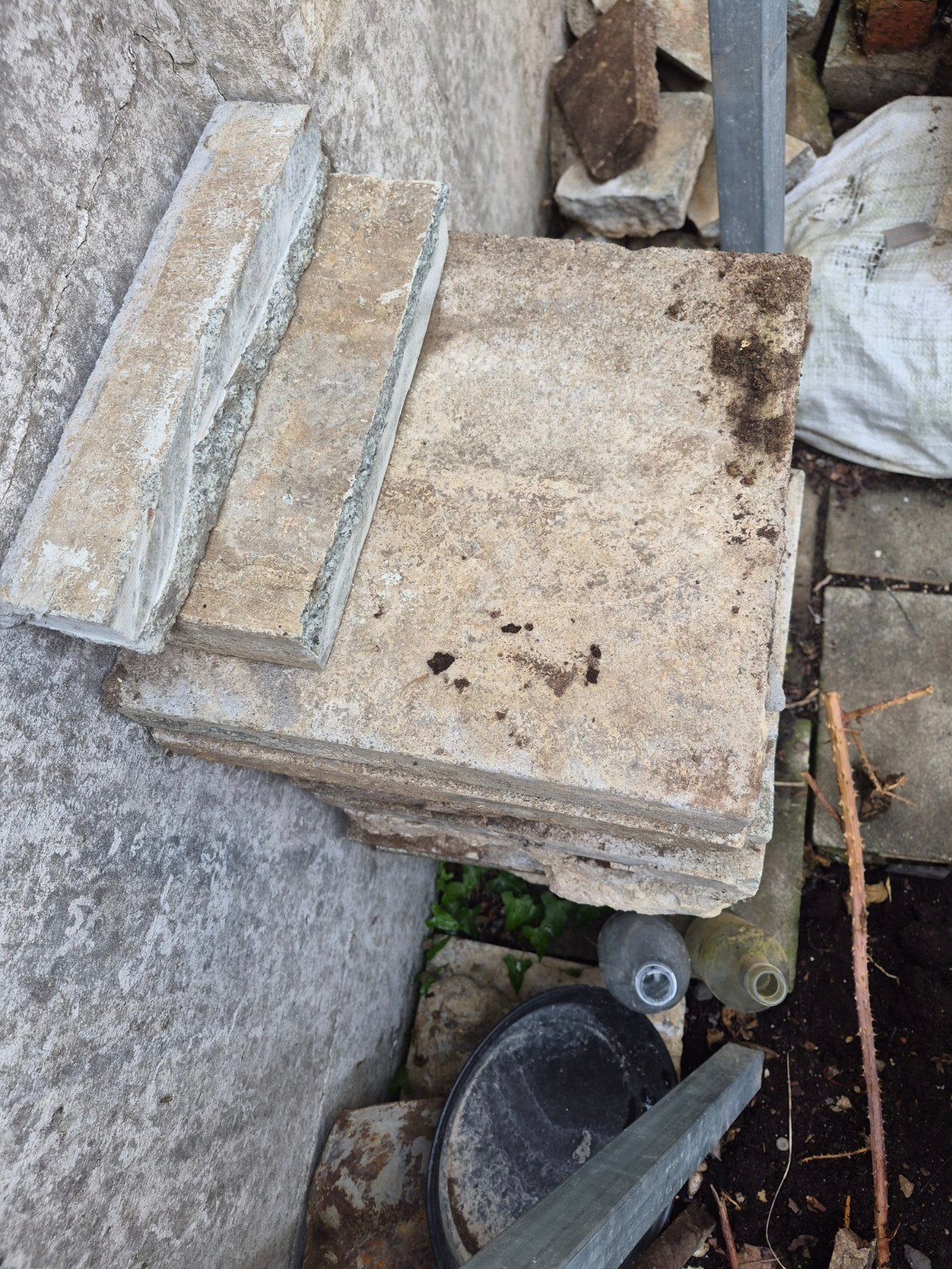 Om 30304 betonplaten plus 2 zakken spulletjes en eindjes t, Ophalen, Beton