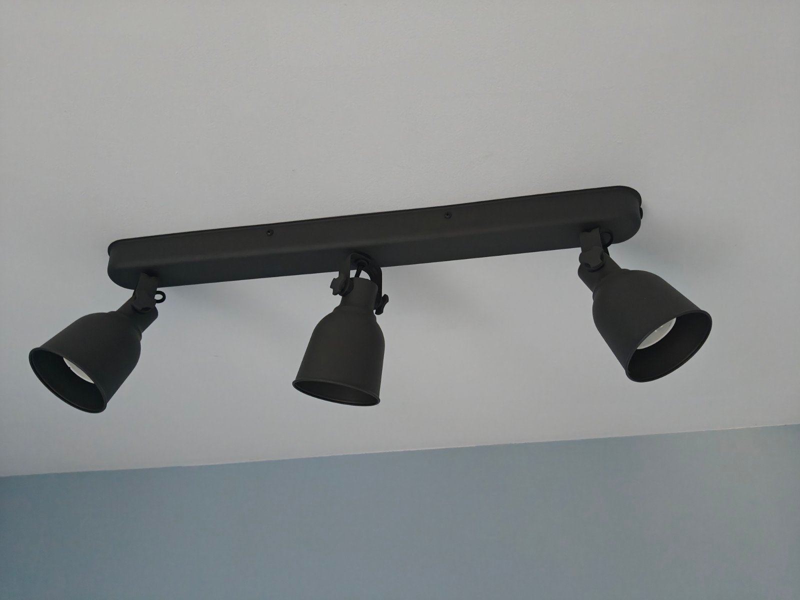 HEKTAR plafondrail met 3 spots, Maison & Meubles, Lampes | Spots, Comme neuf, Spot apparent, Métal, Compatible montage au plafond