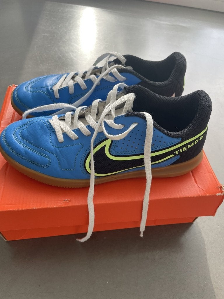 Chaussures de football en salle NIKE bleues, taille 34, Garçon, NIKE, Enlèvement ou Envoi, Comme neuf