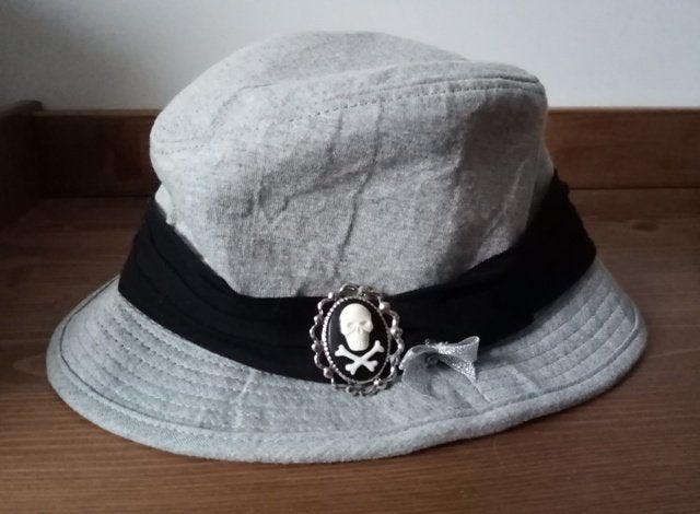 Grijs hoedje met “Jolly Roger”-versiering – one size, Hoed, Jongen of Meisje, Ophalen of Verzenden, Zo goed als nieuw