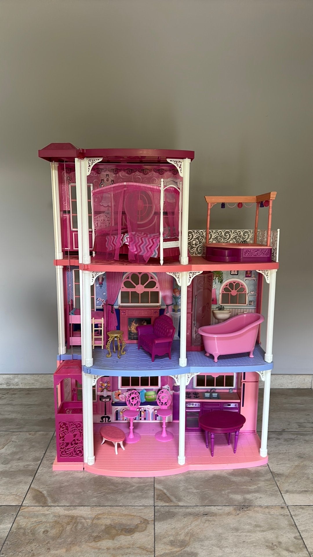 Barbie huis, 3 verdiepingen met meubelen, Kinderen en Baby's, Speelgoed | Poppenhuizen, Ophalen, Gebruikt, Accessoires