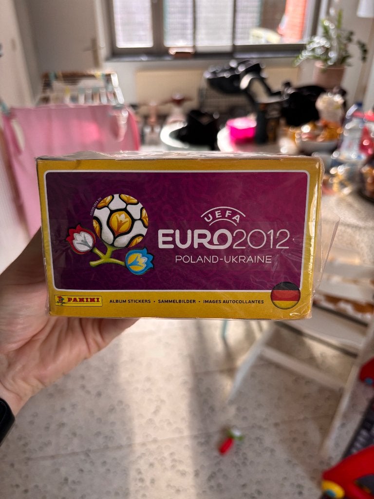 Panini Euro 2012 - box met 100 zakjes, Ophalen of Verzenden, Nieuw, Poster, Plaatje of Sticker
