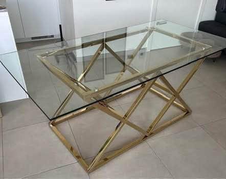Grande table avec des verres, Enlèvement