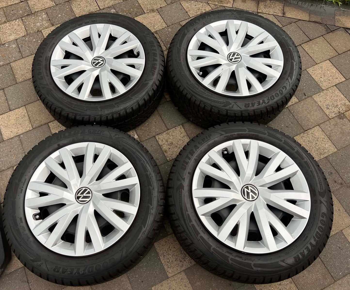 SET D'HIVER 205/55/R16 POUR VW GOLF 6 7 8 ET CADDY GOODYEAR, Autos : Pièces & Accessoires, Pneus et Jantes, Pneus hiver, 16 pouces