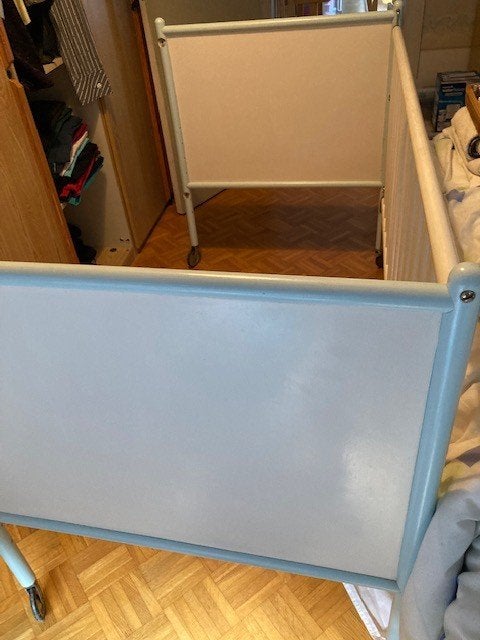 kinderbed vintage wit licht blauw, Ophalen, Gebruikt, 70 tot 85 cm, 140 tot 160 cm