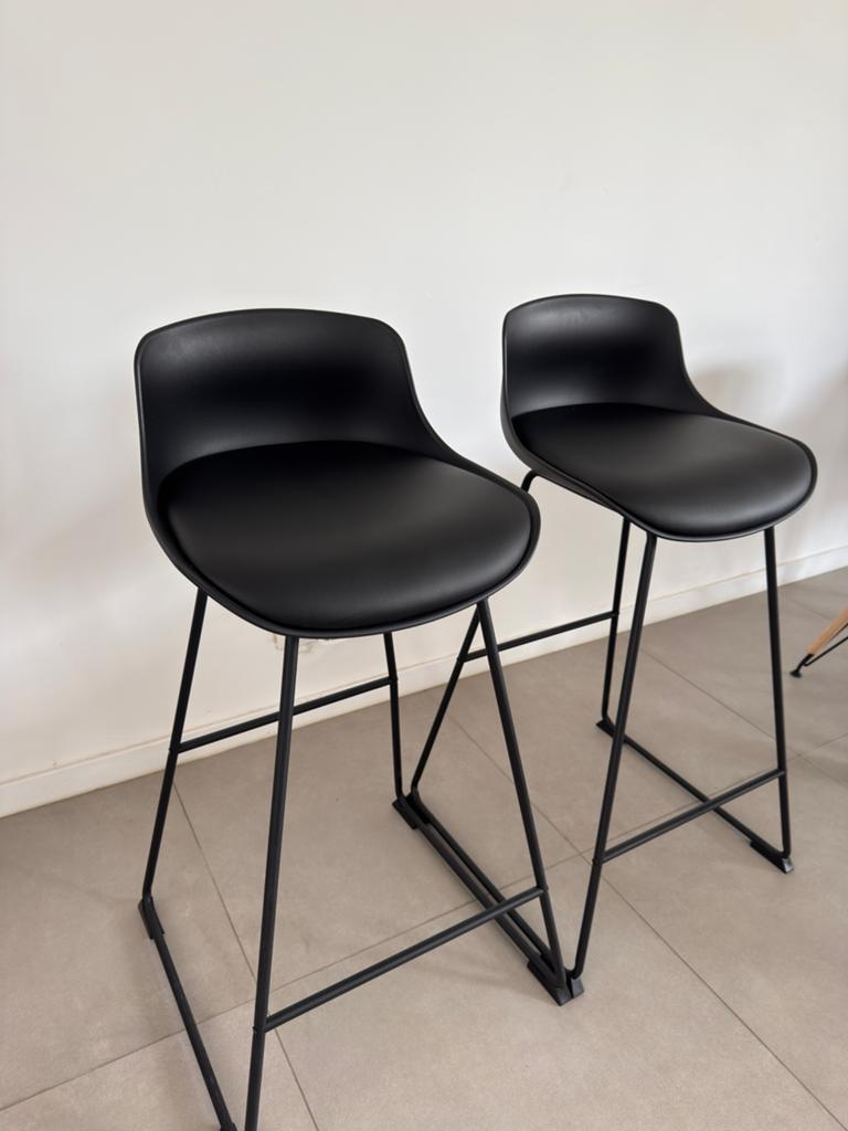 2 zwarte barstoelen, Ophalen