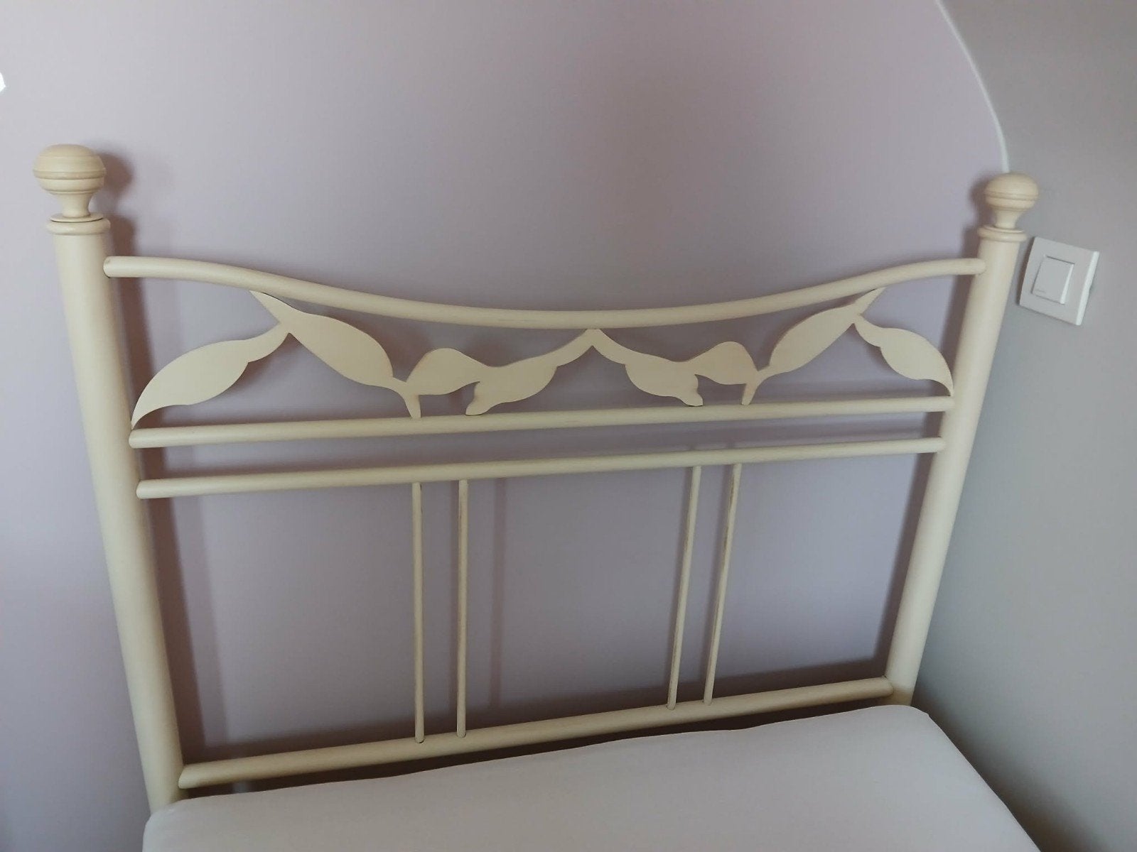 Mooi metalen bed in gebroken wit van kleur, Ophalen