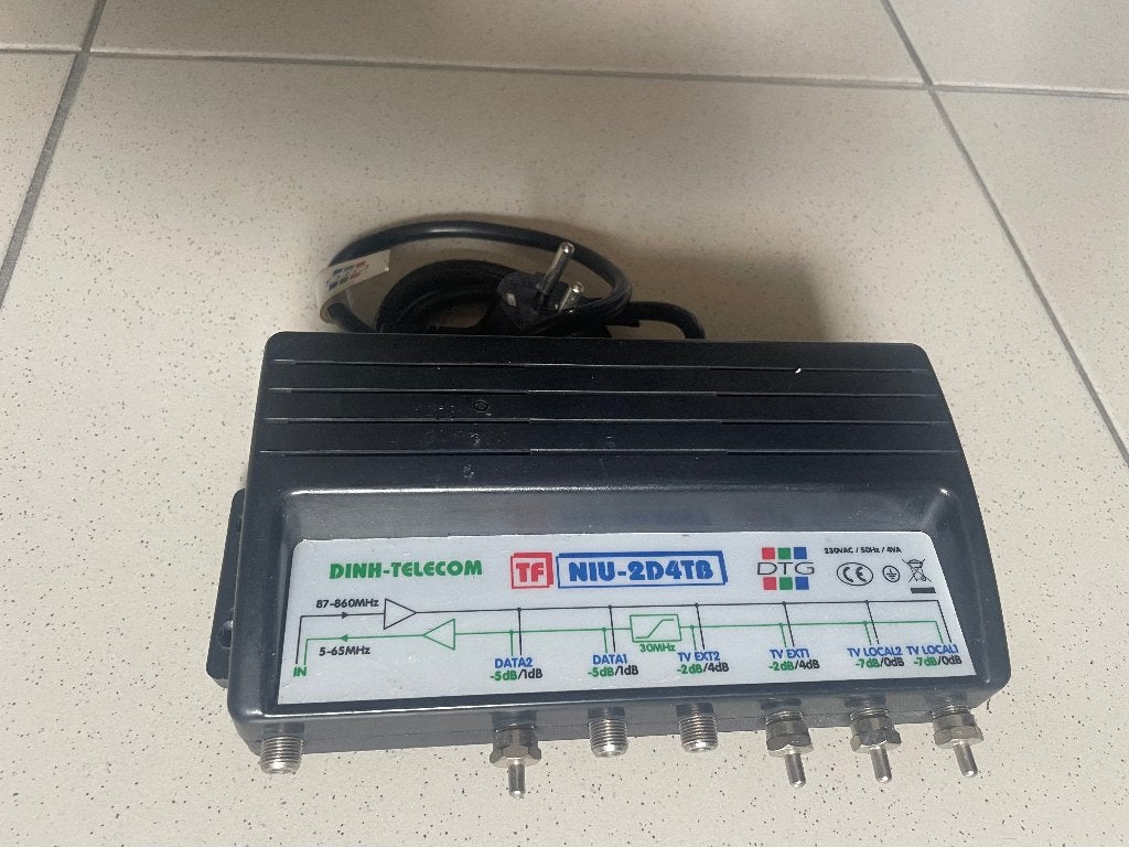 Amplificateur TV câble / répartiteur Dinh Telecom NIU-2D4TB, Enlèvement ou Envoi, Utilisé, Moins de 2 mètres, Câble coaxial