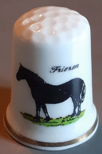 dés a coudre de collection cheval frison /friezen (1), Collections, Dés à coudre, Enlèvement ou Envoi, Comme neuf, Porcelaine