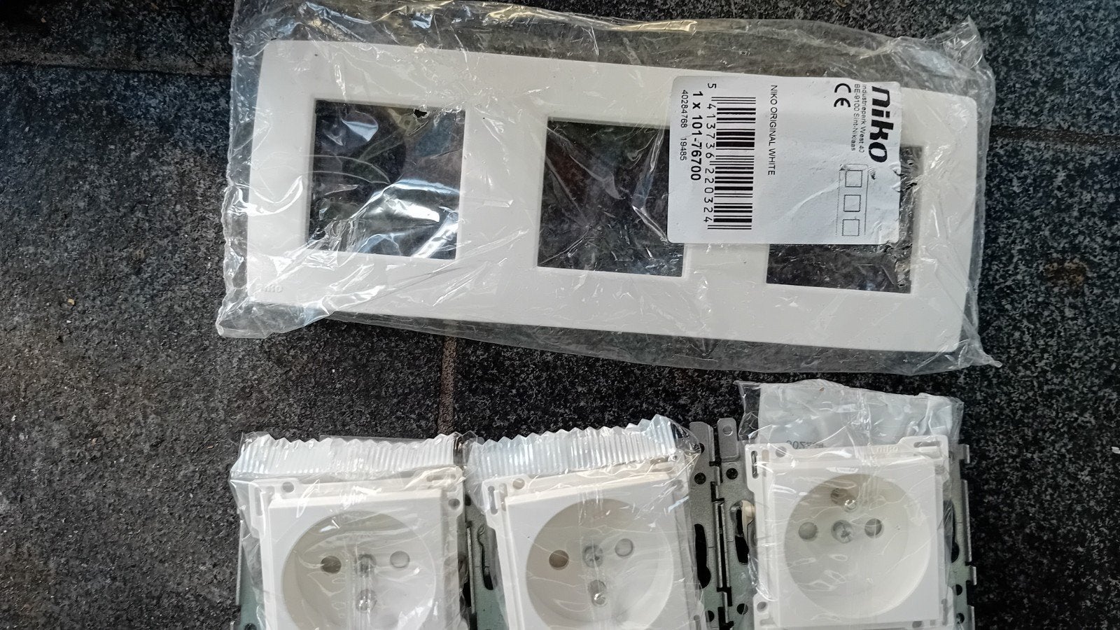 Prise USB Niko Double UTP, TV et boutons poussoirs, Bricolage & Construction, Enlèvement ou Envoi, Neuf, Interrupteur