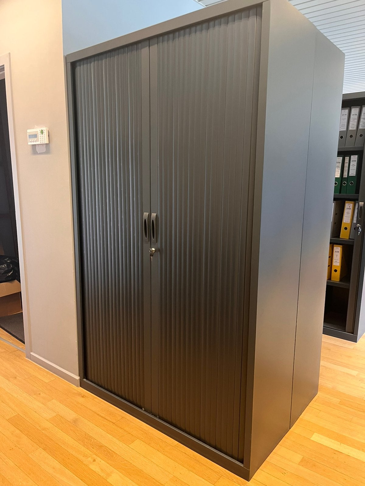 Hoge kast Bulo, Plusieurs portes, 25 à 50 cm, Comme neuf, 100 à 150 cm