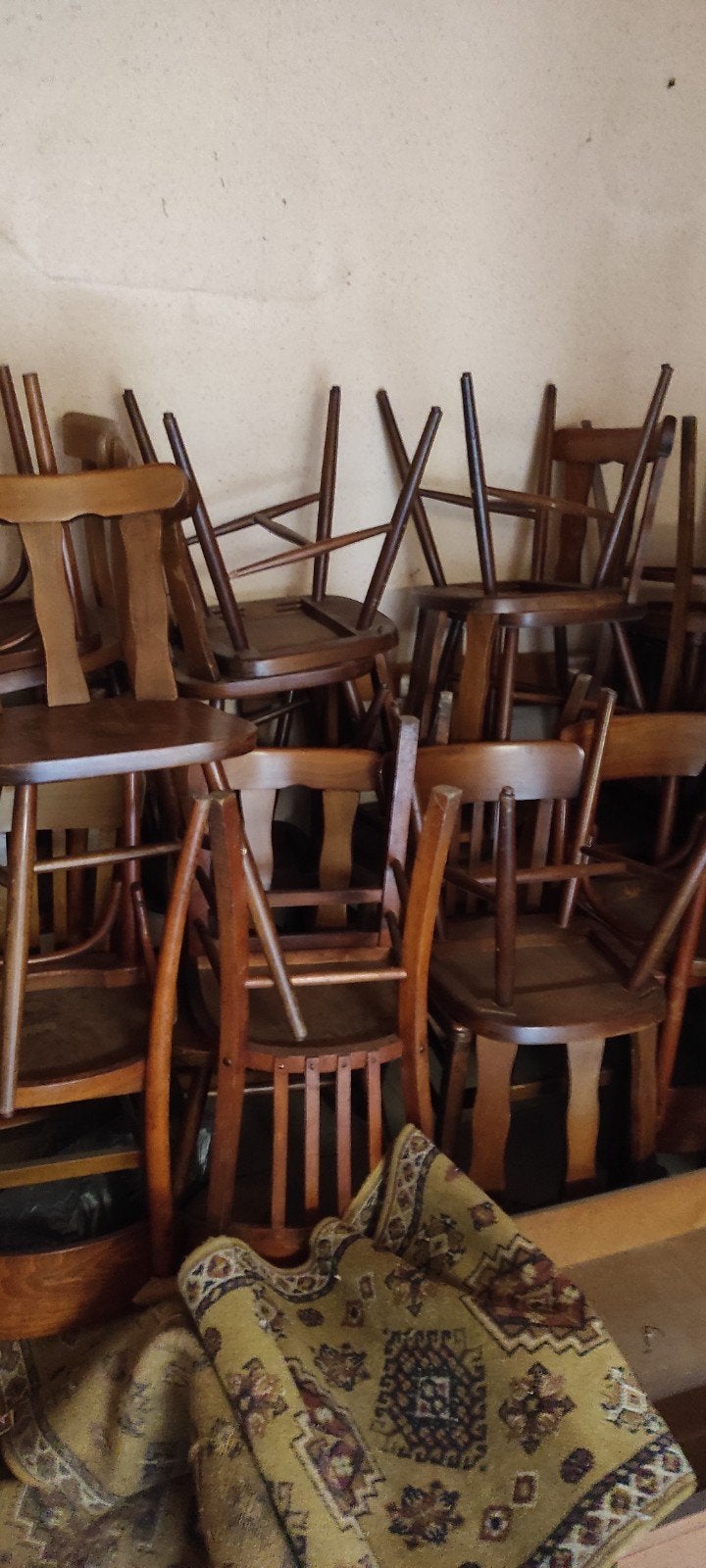Oude cafe stoelen en tafels, Ophalen