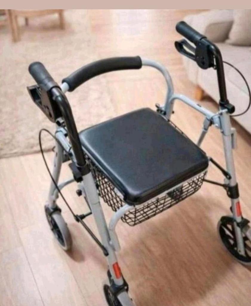 Déambulateur neuf avec siège et panier