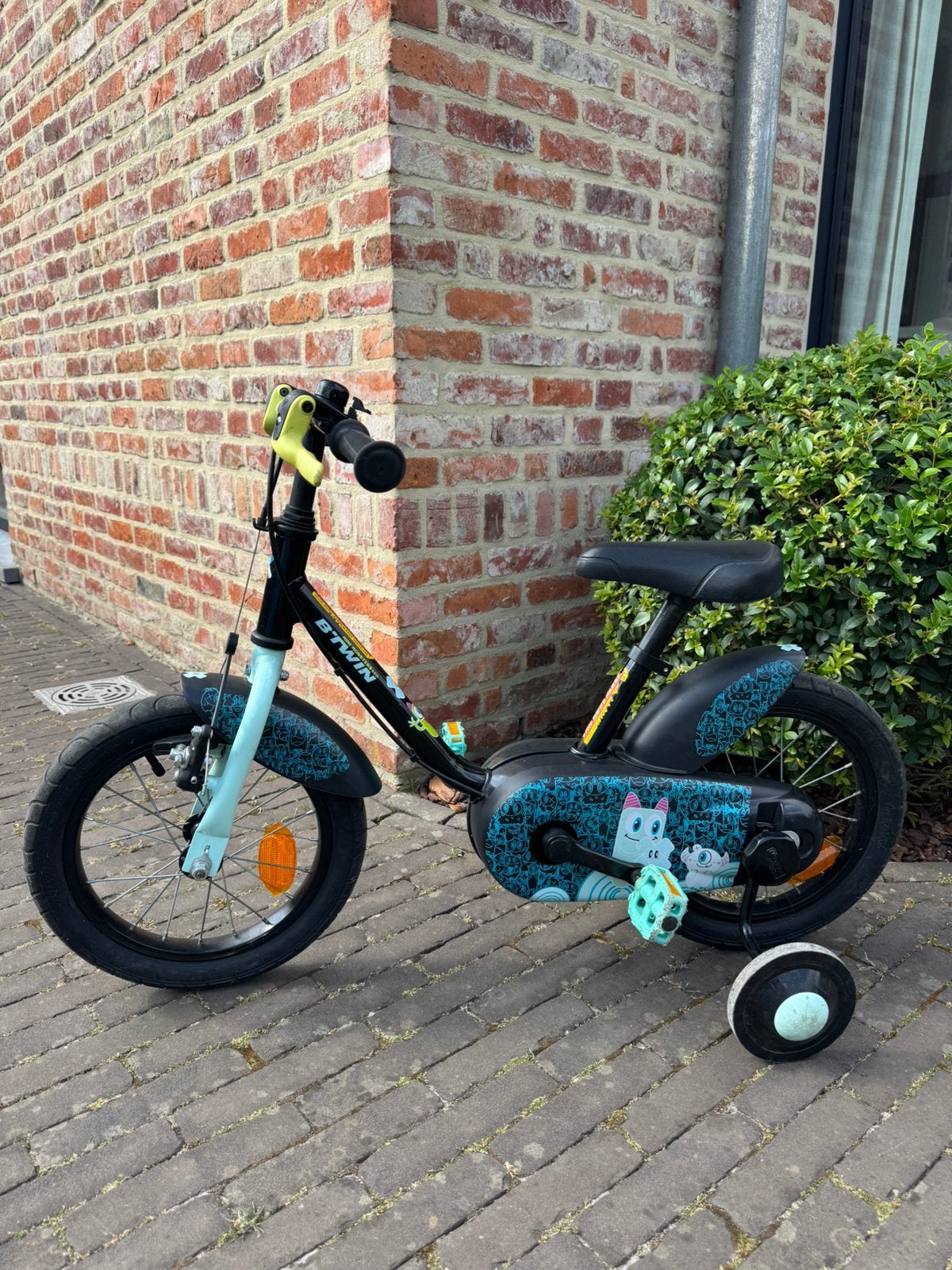 Kinderfiets b’twin 12 inch met zijwieltjes en duwstang, Fietsen en Brommers, Ophalen, Zo goed als nieuw, Duwstang