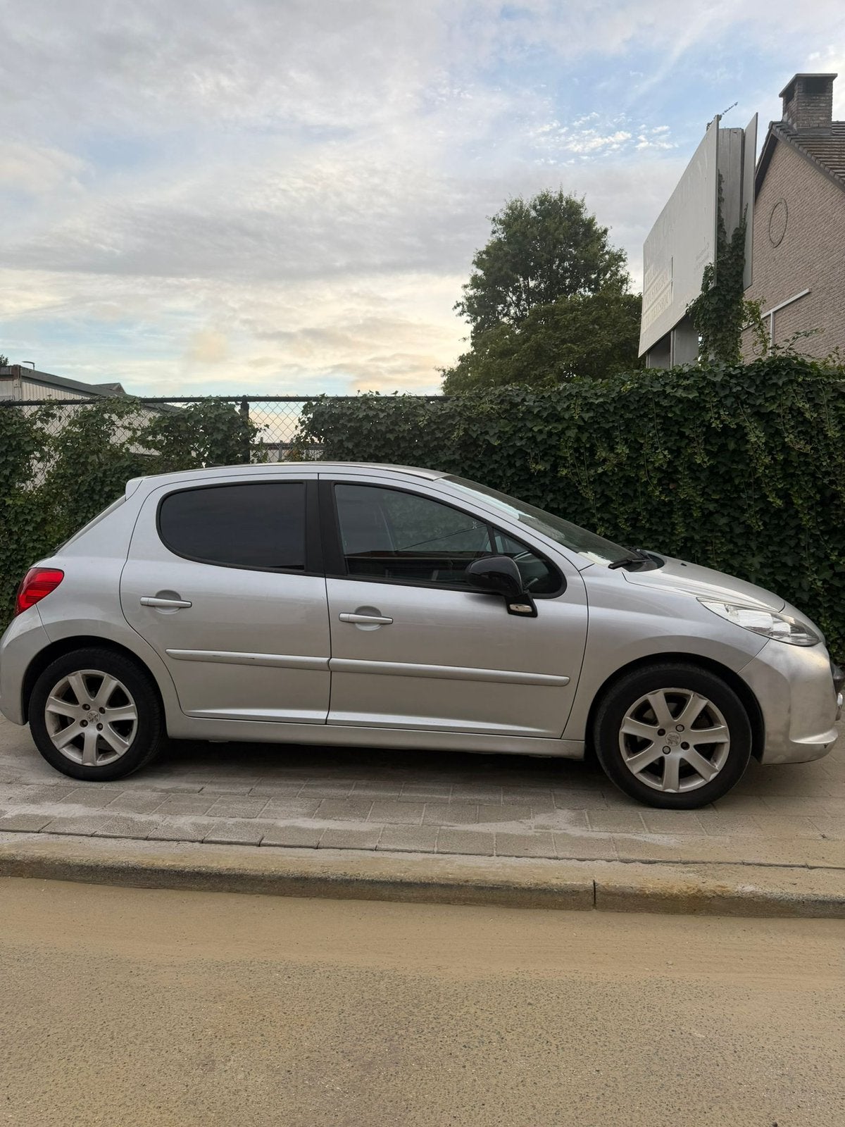 Peugeot 207 AUTOMAAT, Autos, Peugeot, Capteur de stationnement, Argent ou Gris, Achat, 88 cm³