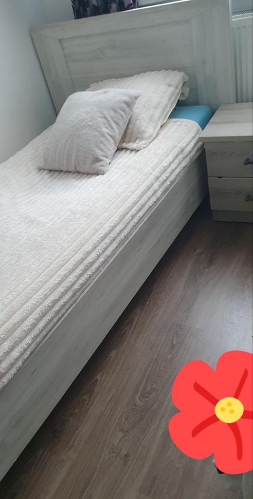 2x mooie eenpersoonsbedden kleur grijs, Huis en Inrichting, Slaapkamer | Complete slaapkamers, Ophalen