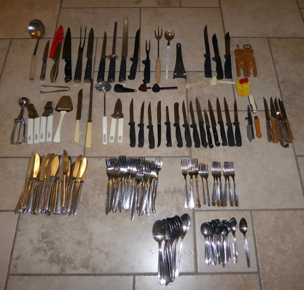 Grand lot de couverts et ensemble de couteaux, idéal pour, Enlèvement, Utilisé