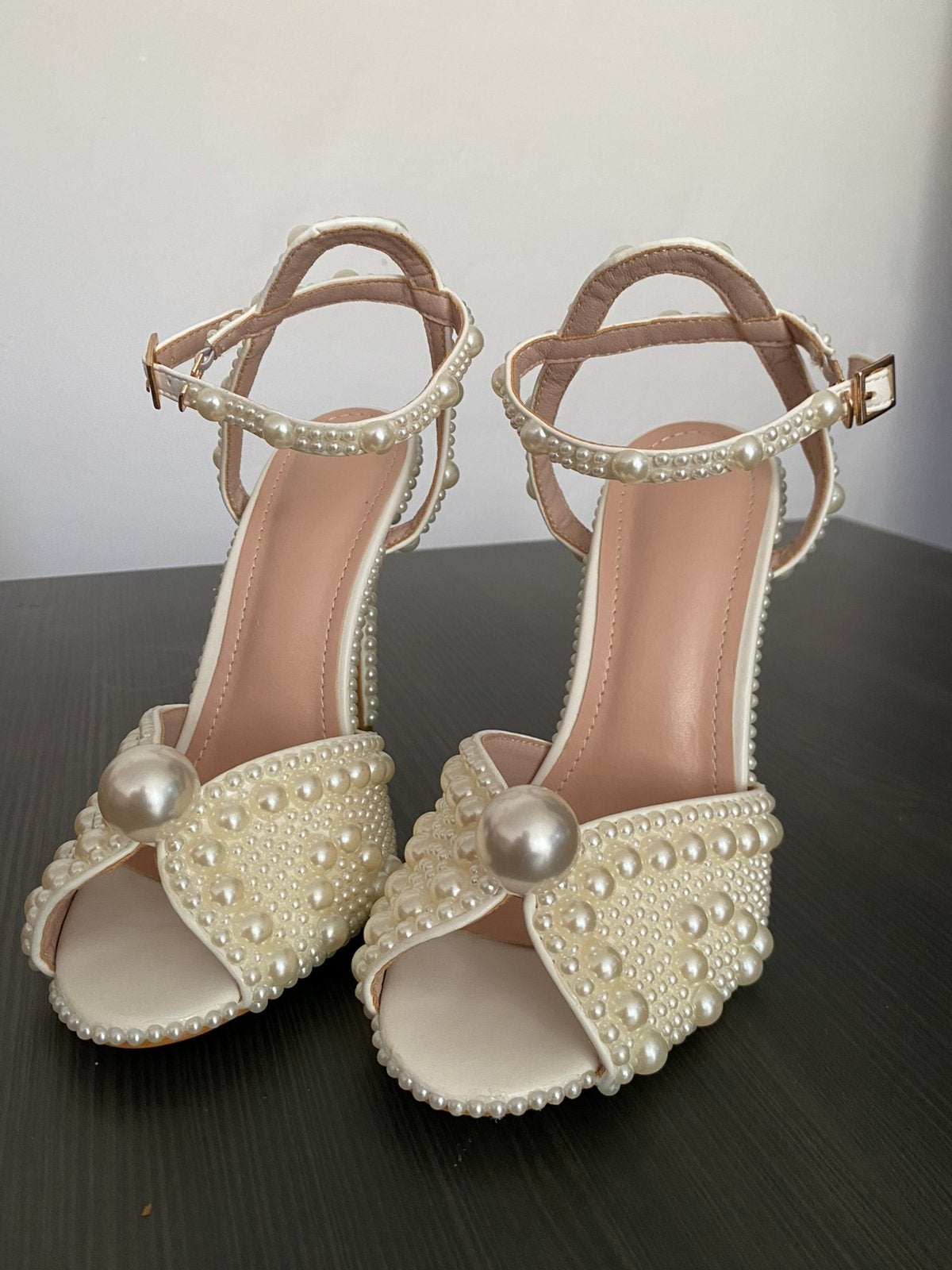 Sandalen met parelhak - Chique en elegant, Wit, Ophalen of Verzenden, Zo goed als nieuw, Schoenen met hoge hakken