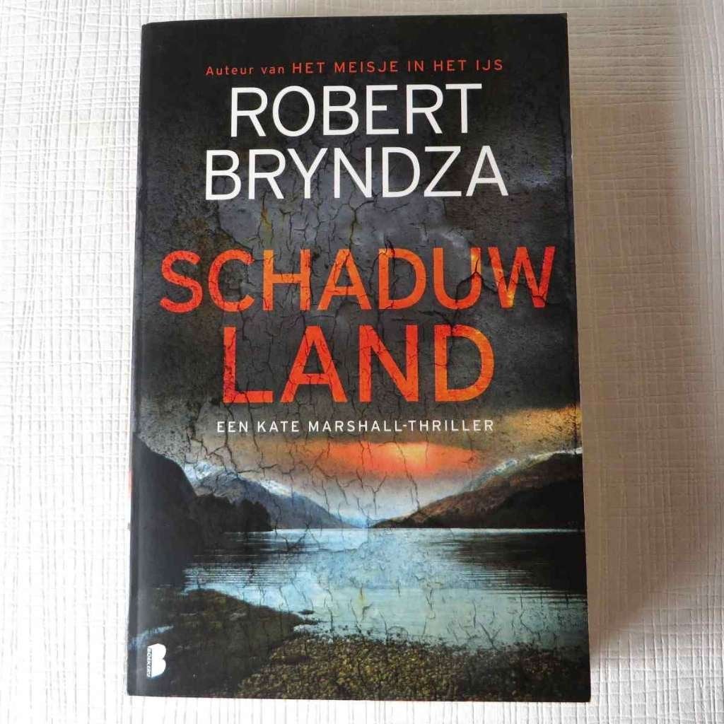Robert Bryndza – Schaduwland, Ophalen of Verzenden, Zo goed als nieuw, Robert Bryndza, België