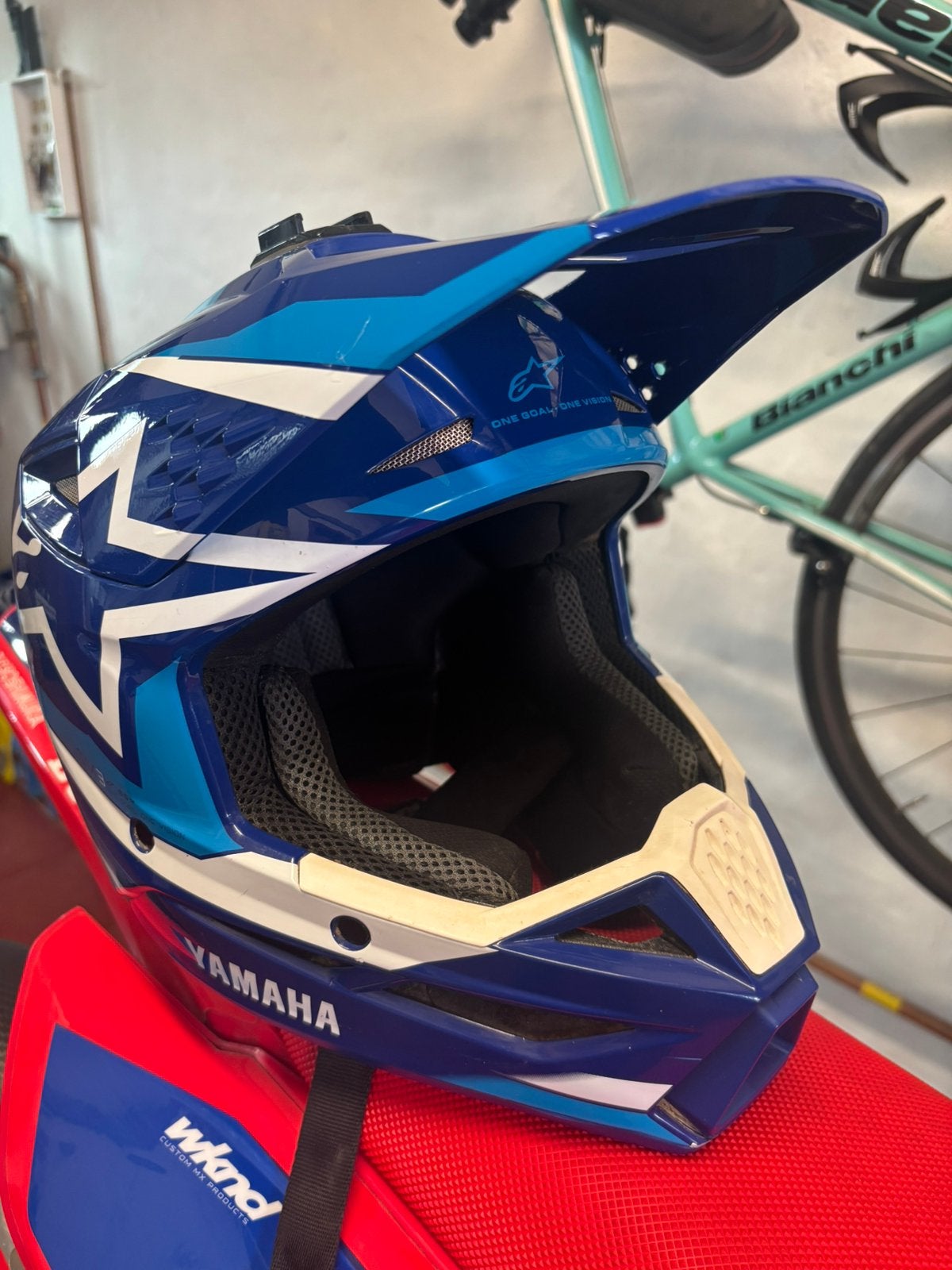 Cross helm van Yamaha, Enlèvement, M