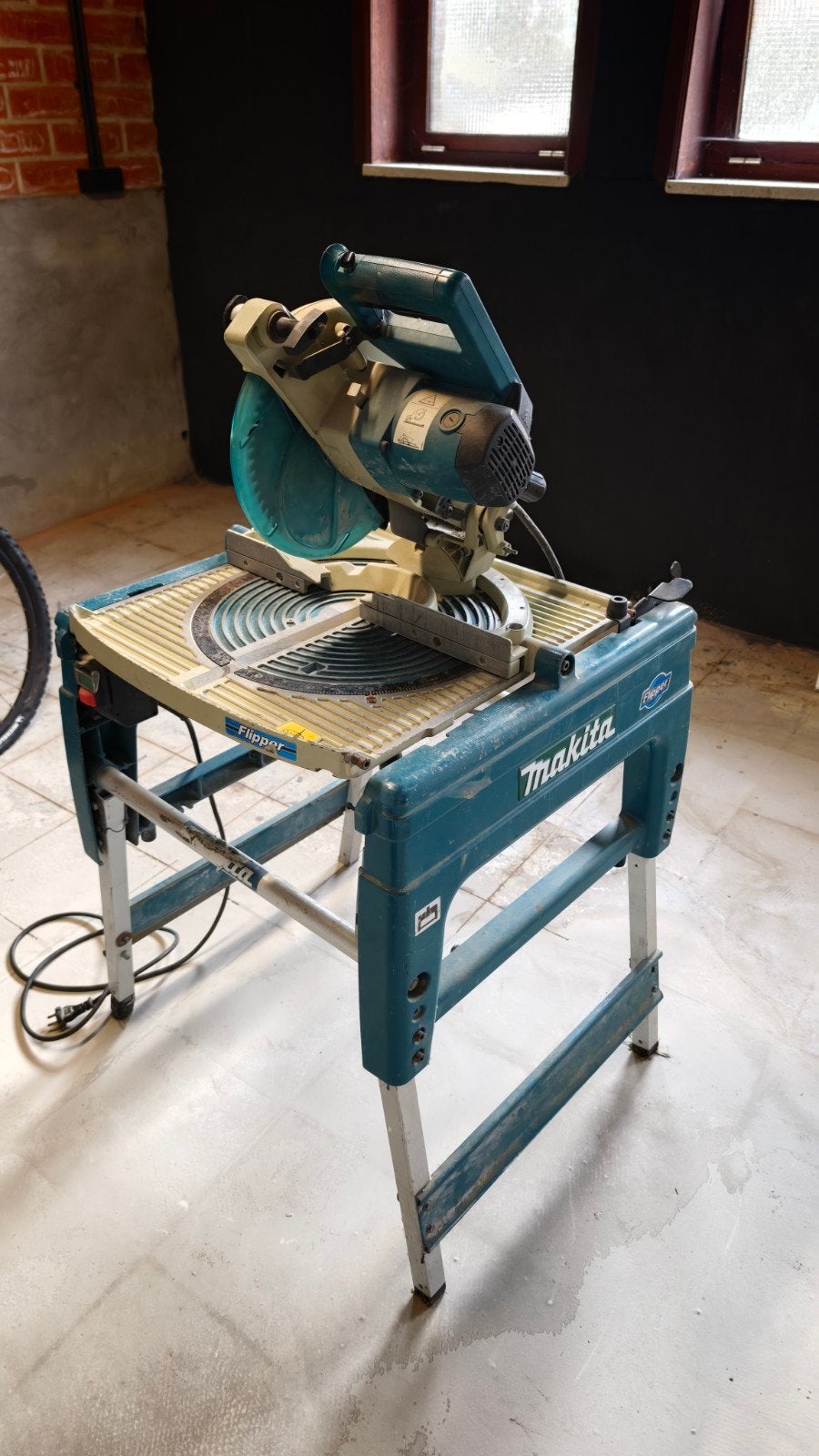 MAKITA AFKORT-TAFELZAAG "FLIPPER", Doe-het-zelf en Bouw, Ophalen, Gebruikt, Makita