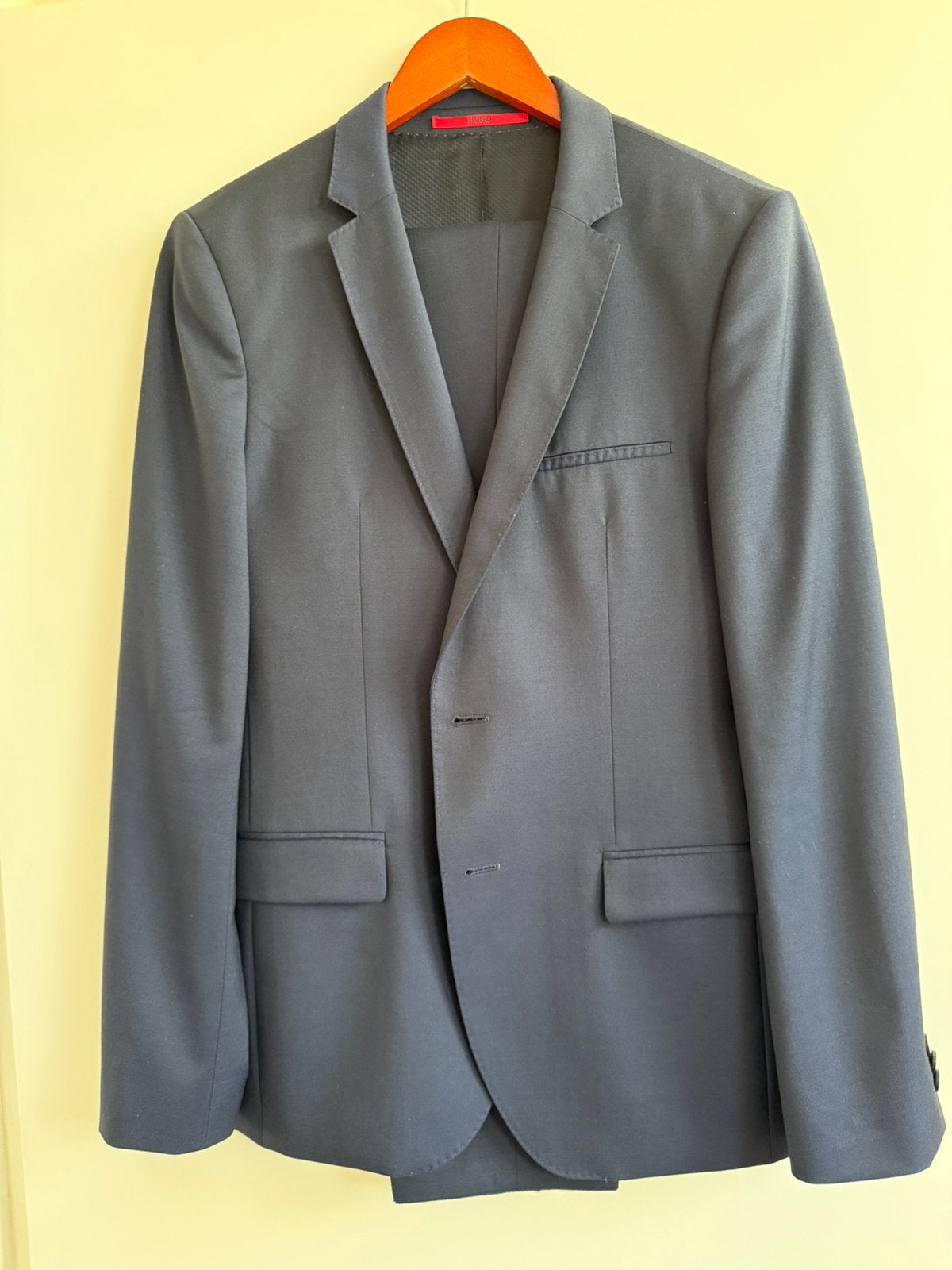 Hugo Boss (2 piece) suit, Enlèvement, Comme neuf, Taille 46 (S) ou plus petite, Bleu
