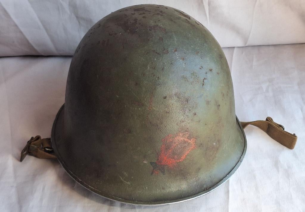 Vieux casque militaire sorti de vieille ferme, Enlèvement ou Envoi, Armée de terre, Casque ou Béret