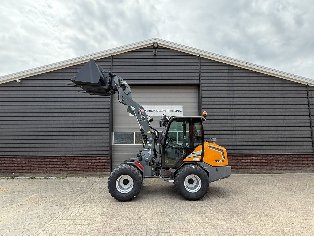 Giant G3500 shovel NIEUW met cabine, Zakelijke goederen, Tobroco, Info@tobroco.nl, Sprendlingenstraat 57
5061 KM  Oisterwijk, NL