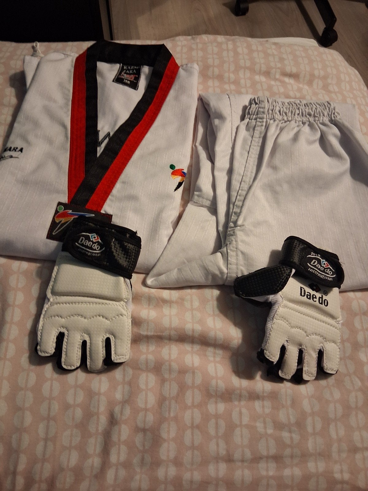 Dobok, broek en handschoenen van taekwondo, Sport en Fitness, Ophalen, Taekwondo