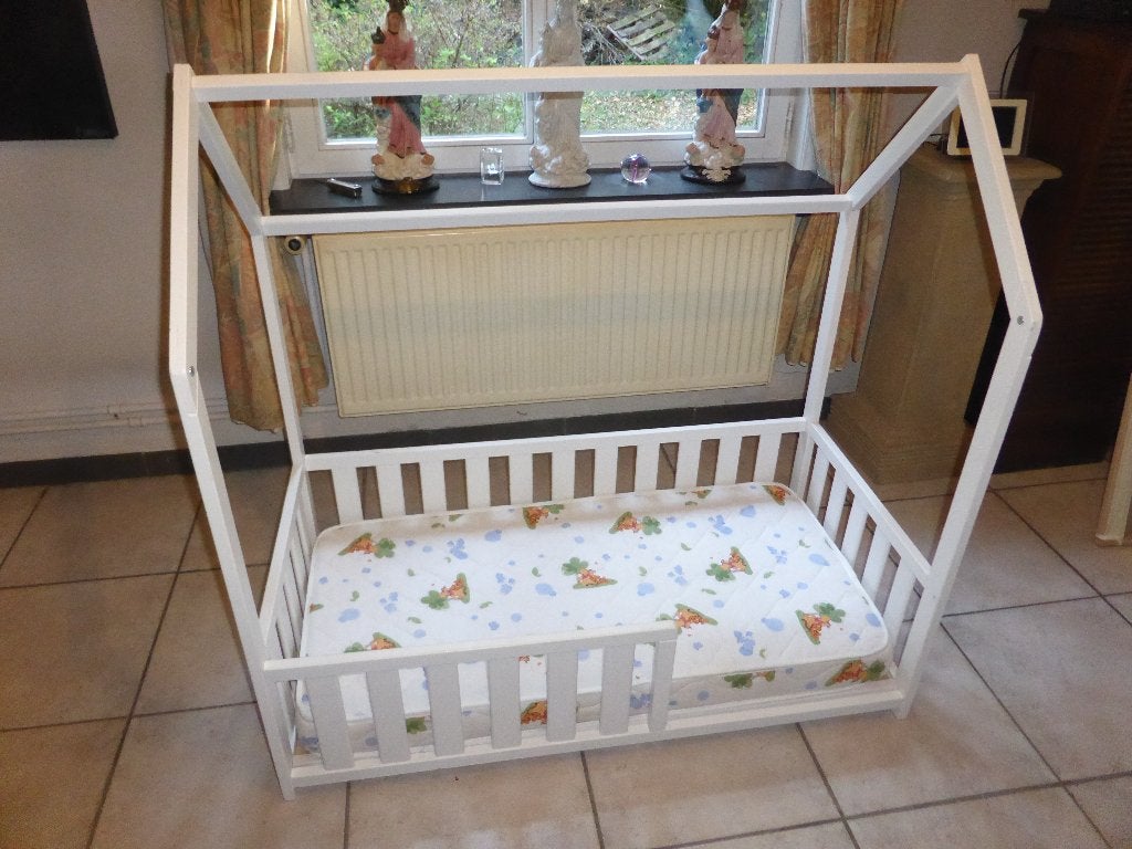 kinderbedje met lattenbodem en zeer propere matras erbij, Enfants & Bébés, Chambre d'enfant | Lits, Enlèvement, Utilisé, Sommier à lattes