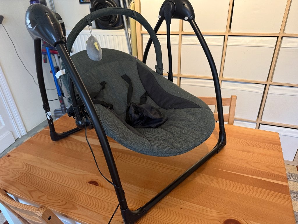Qute baby schommelstoeltje, Kinderen en Baby's, Gebruikt, Schommelstoel, Met gordel(s) of riempje(s), Ophalen